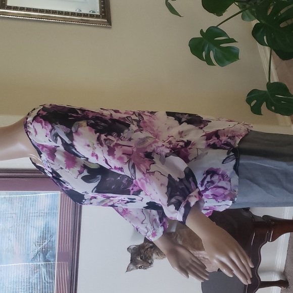 AB Studio m semi sheer falling flowers quarter sleeve button detail - Picture 3 of 6